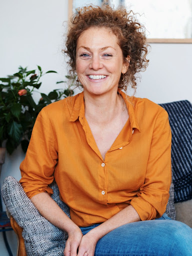 Conrelia Schneider nimmt Ihre Anfrage gerne entgegen und wird Sie an Ihren passenden Berater weiterleiten.